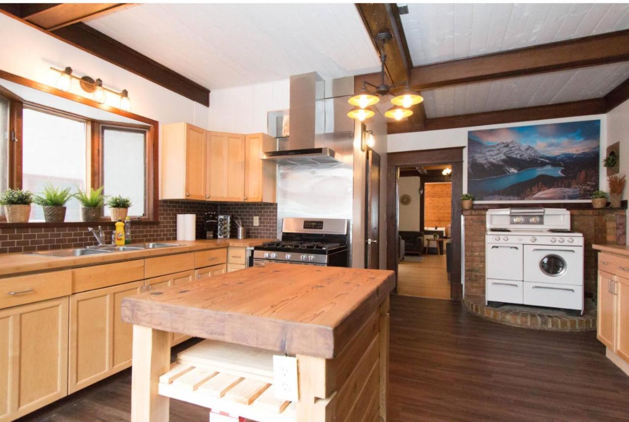 North House - Rocky Mountain Retreat- Enormous House Sleeps 23 * Banff
