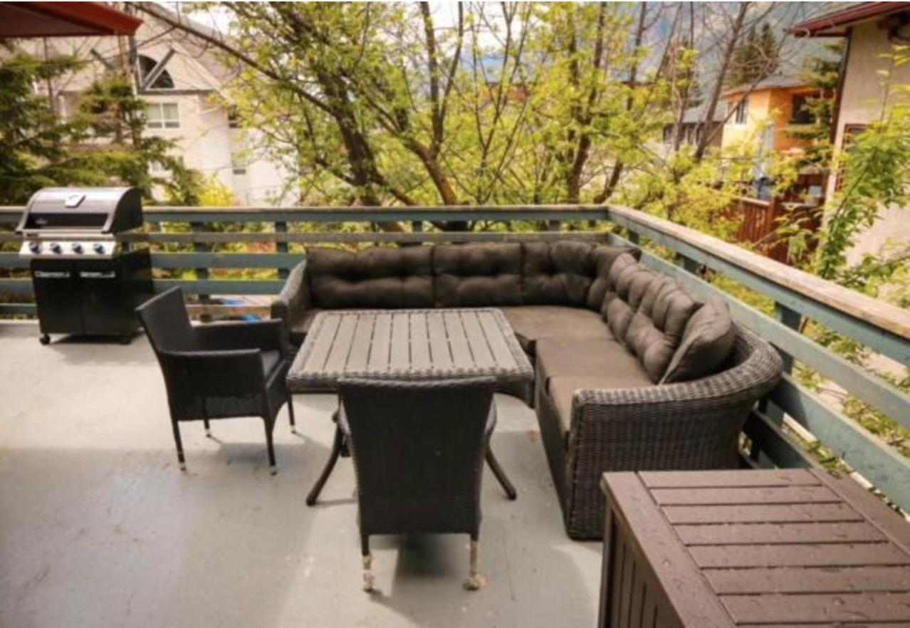 North House - Rocky Mountain Retreat- Enormous House Sleeps 23 * Banff