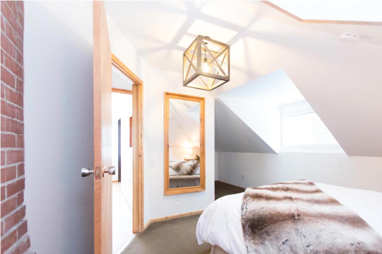 North House - Rocky Mountain Retreat- Enormous House Sleeps 23 * Banff