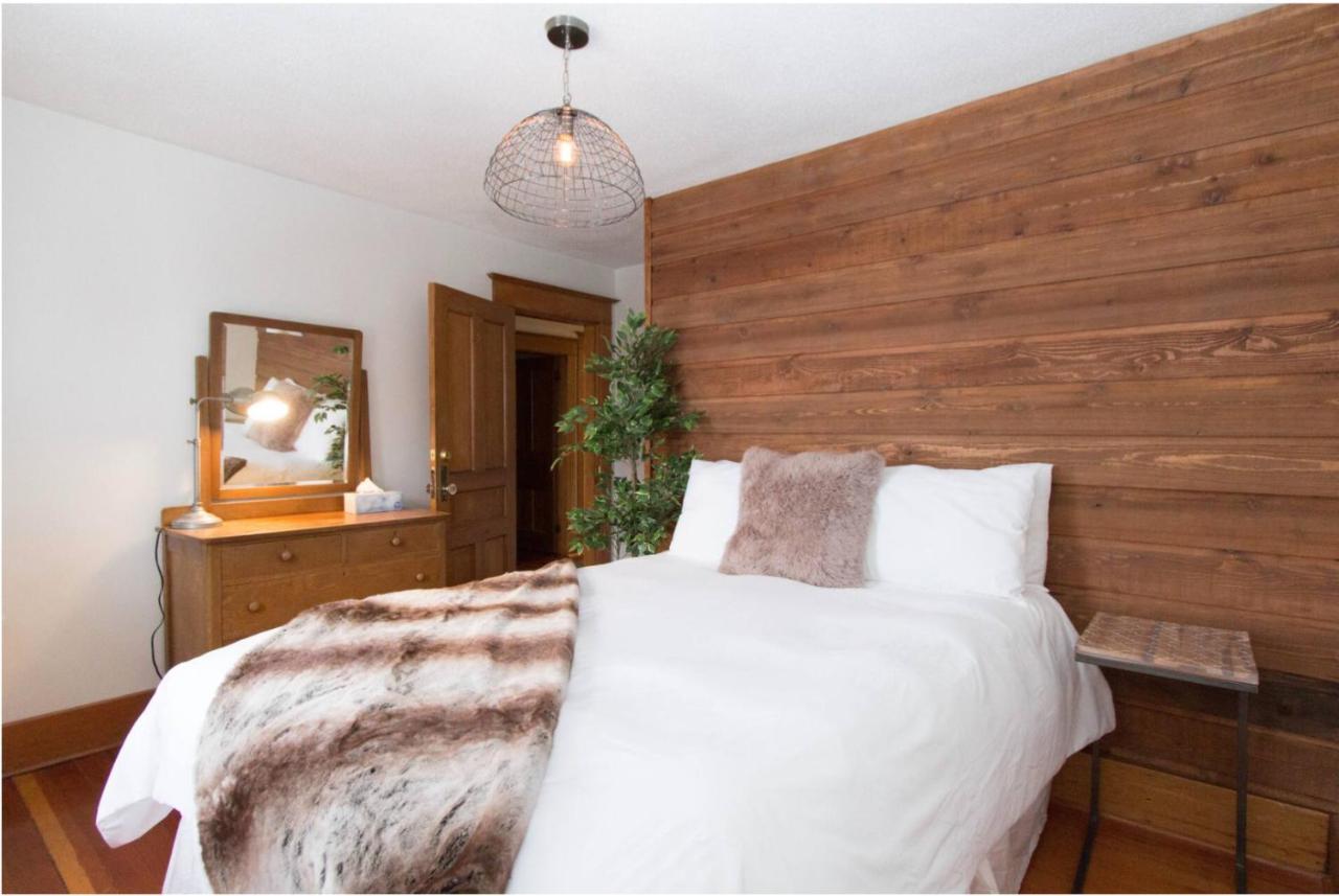 North House - Rocky Mountain Retreat- Enormous House Sleeps 23 Holiday home Banff