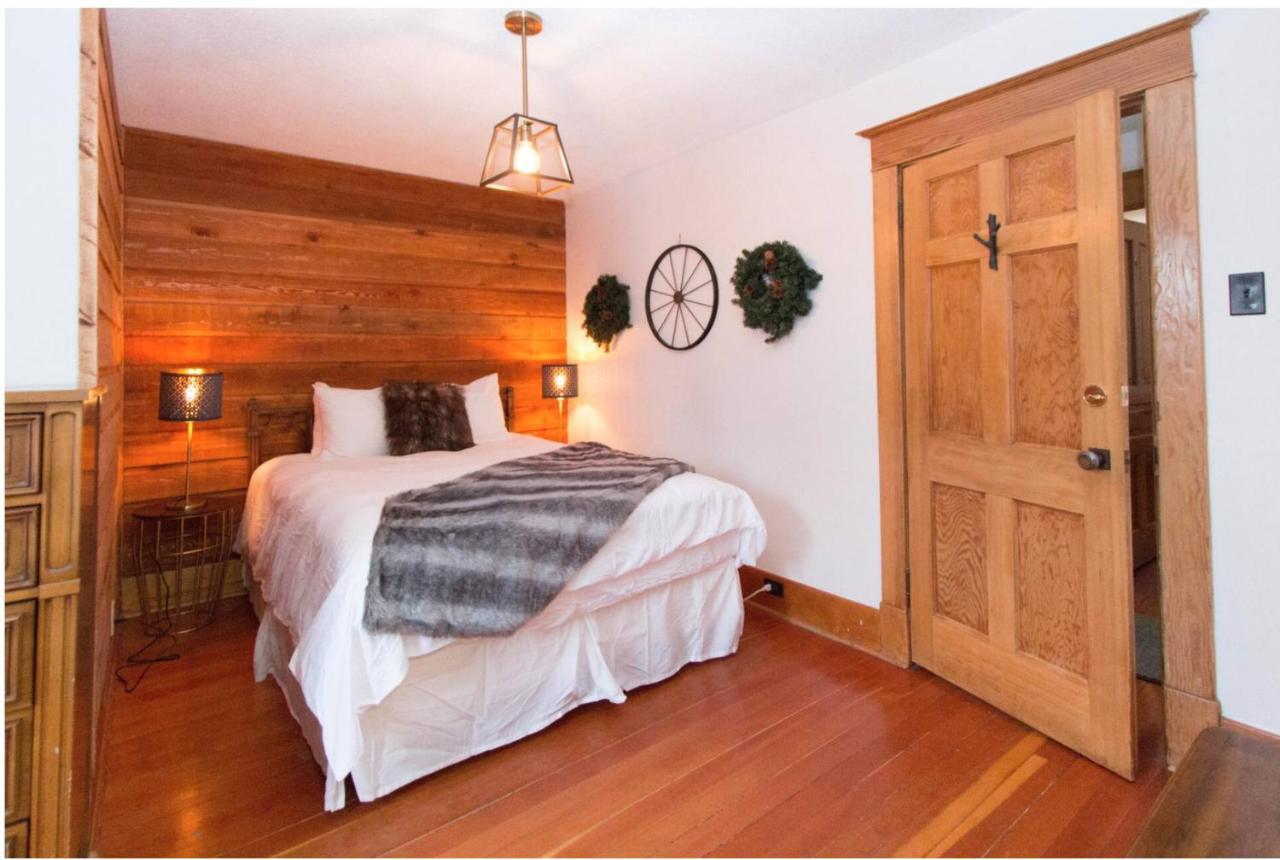 North House - Rocky Mountain Retreat- Enormous House Sleeps 23 * Banff