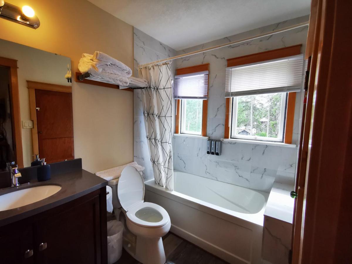 Riverfront Estate Bed & Breakfast *