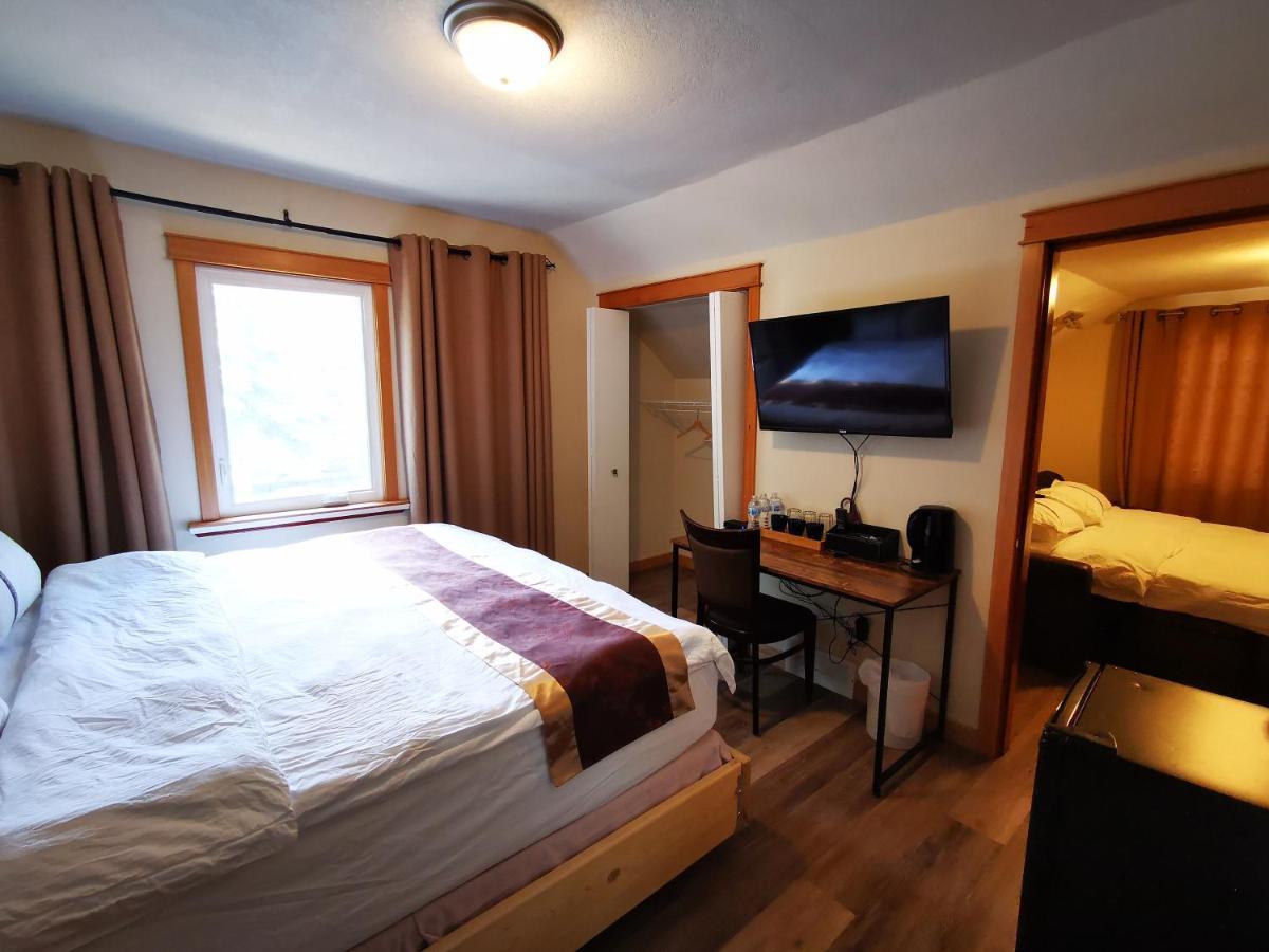 Riverfront Estate Bed & Breakfast *