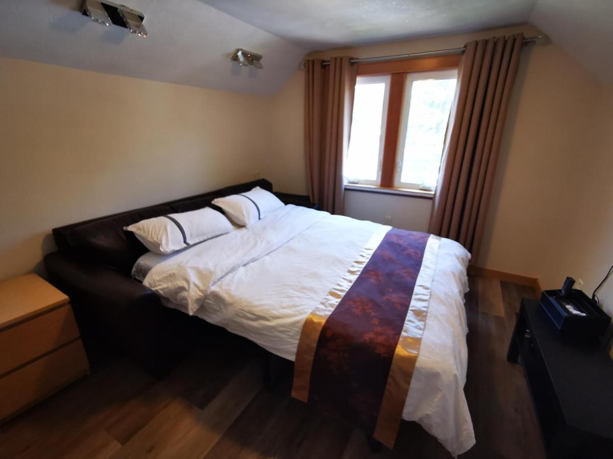 Riverfront Estate Bed & Breakfast *