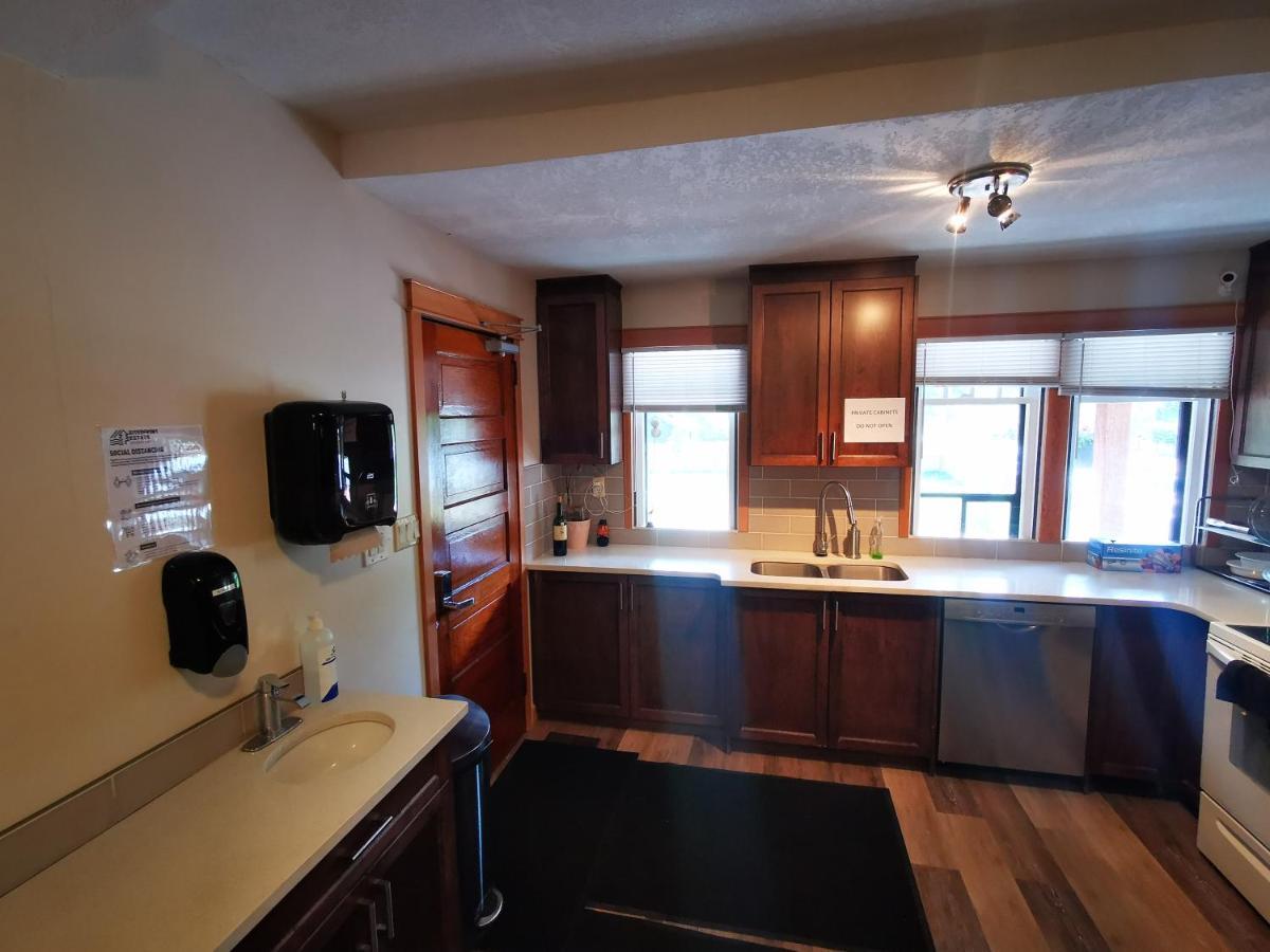 Riverfront Estate Bed & Breakfast