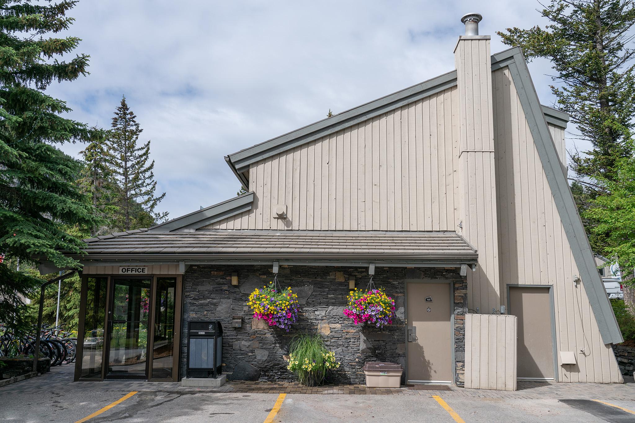 Tunnel Mountain Lodge *