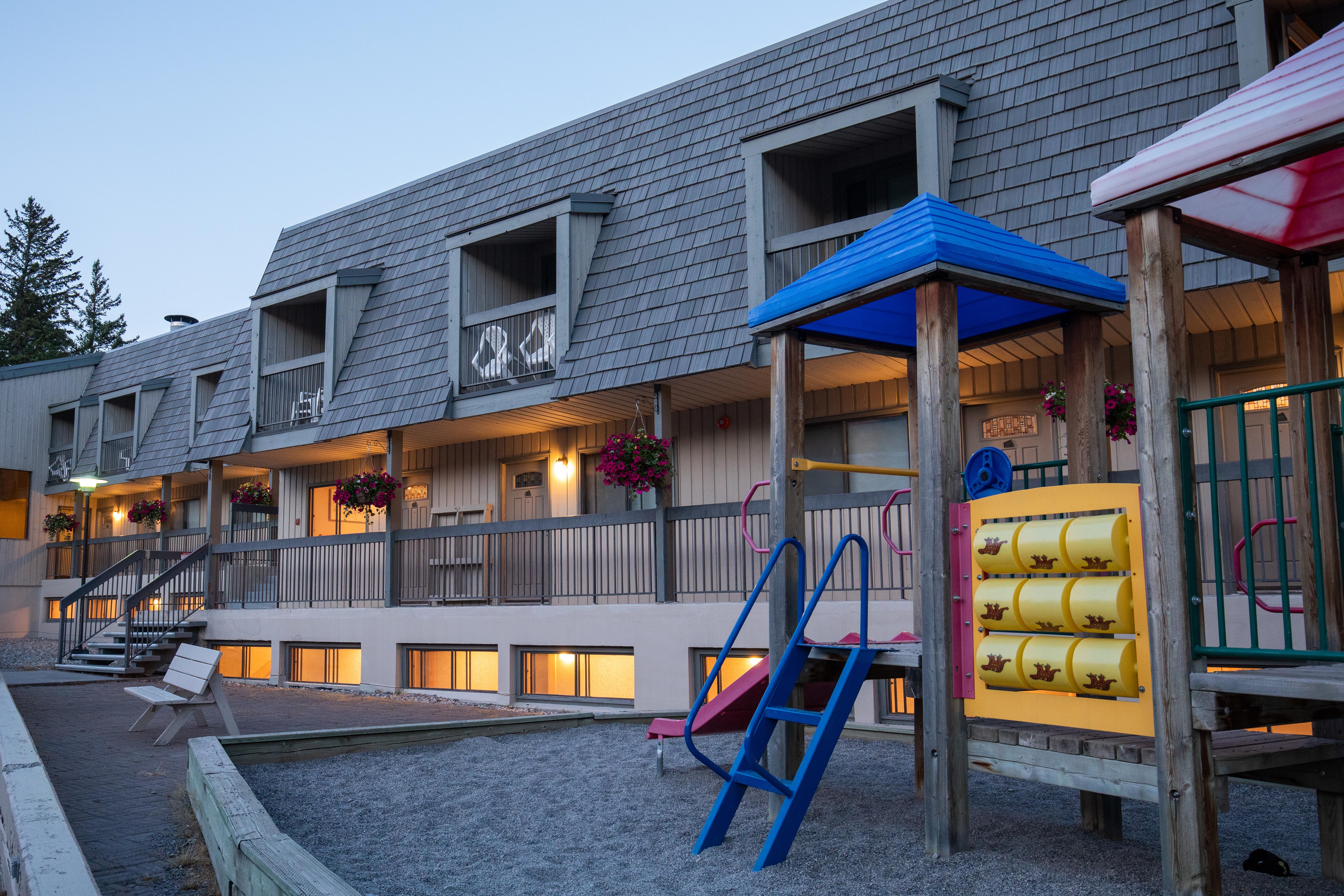 Tunnel Mountain Lodge *
