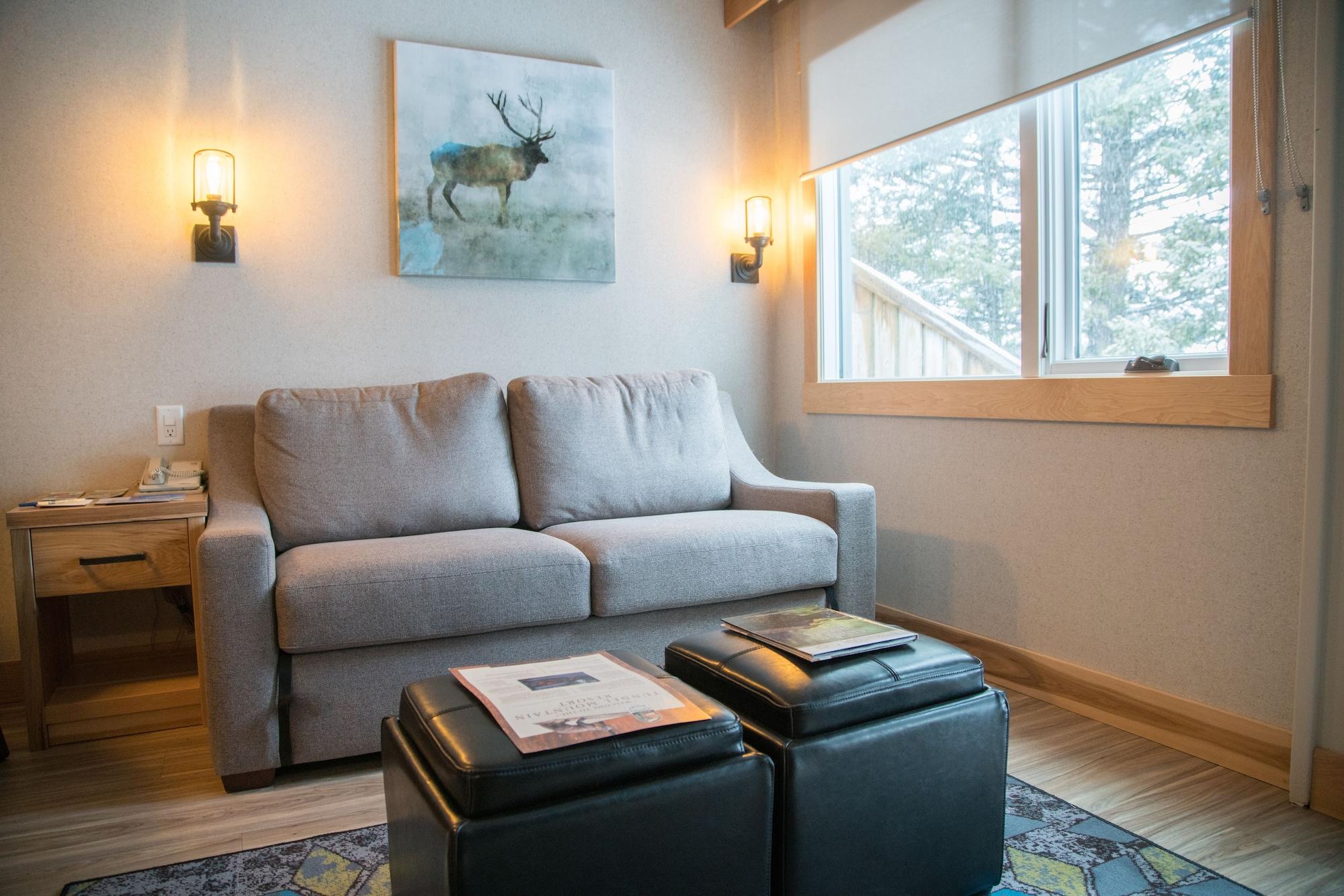 Tunnel Mountain Lodge *