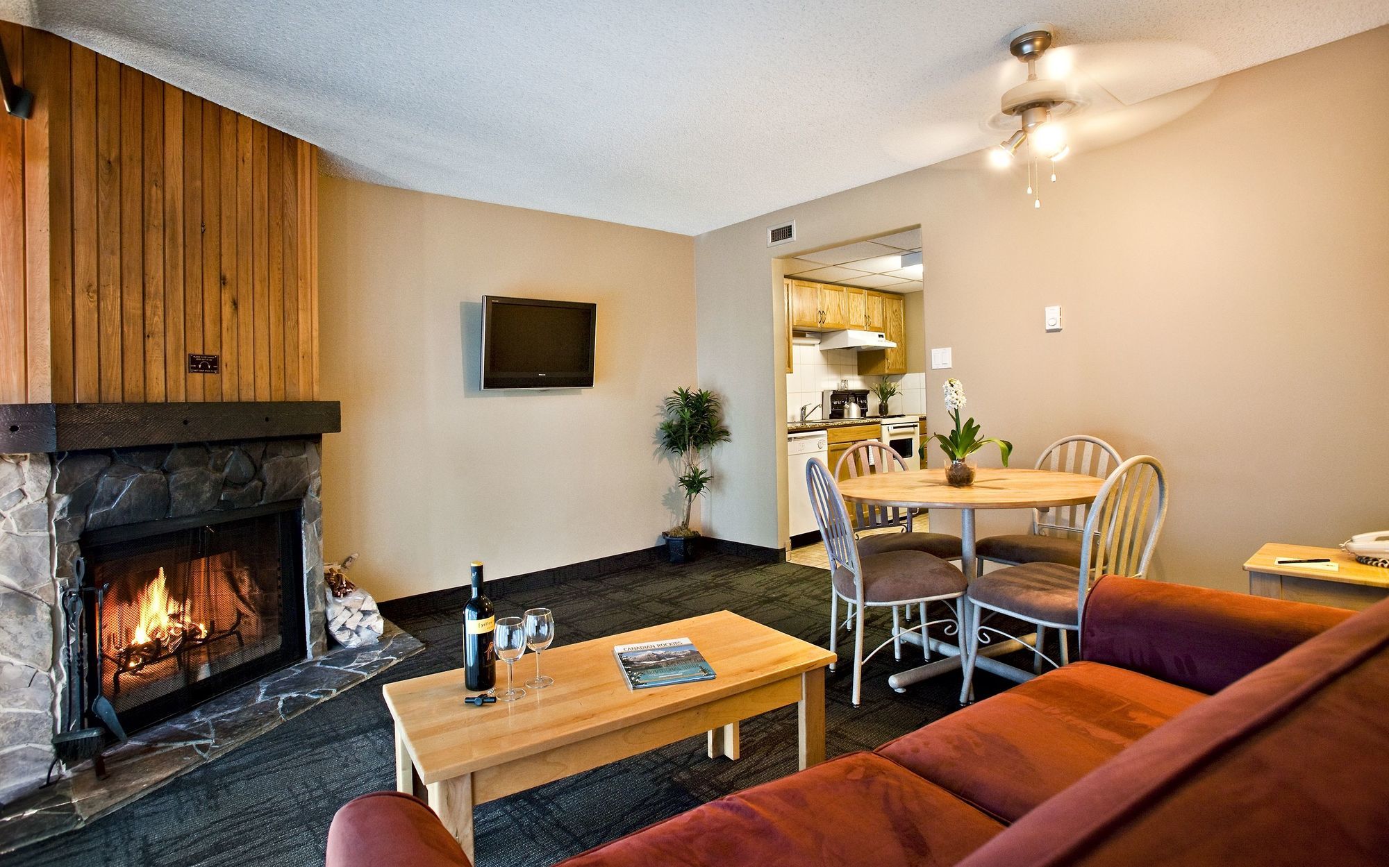 Tunnel Mountain Lodge *