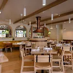 Hotel Canoe And Suites
