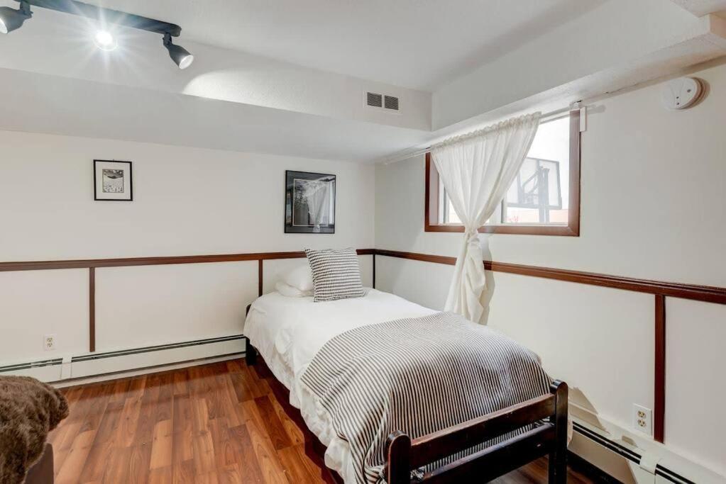North House - Three Bedroom Basement Holiday home *