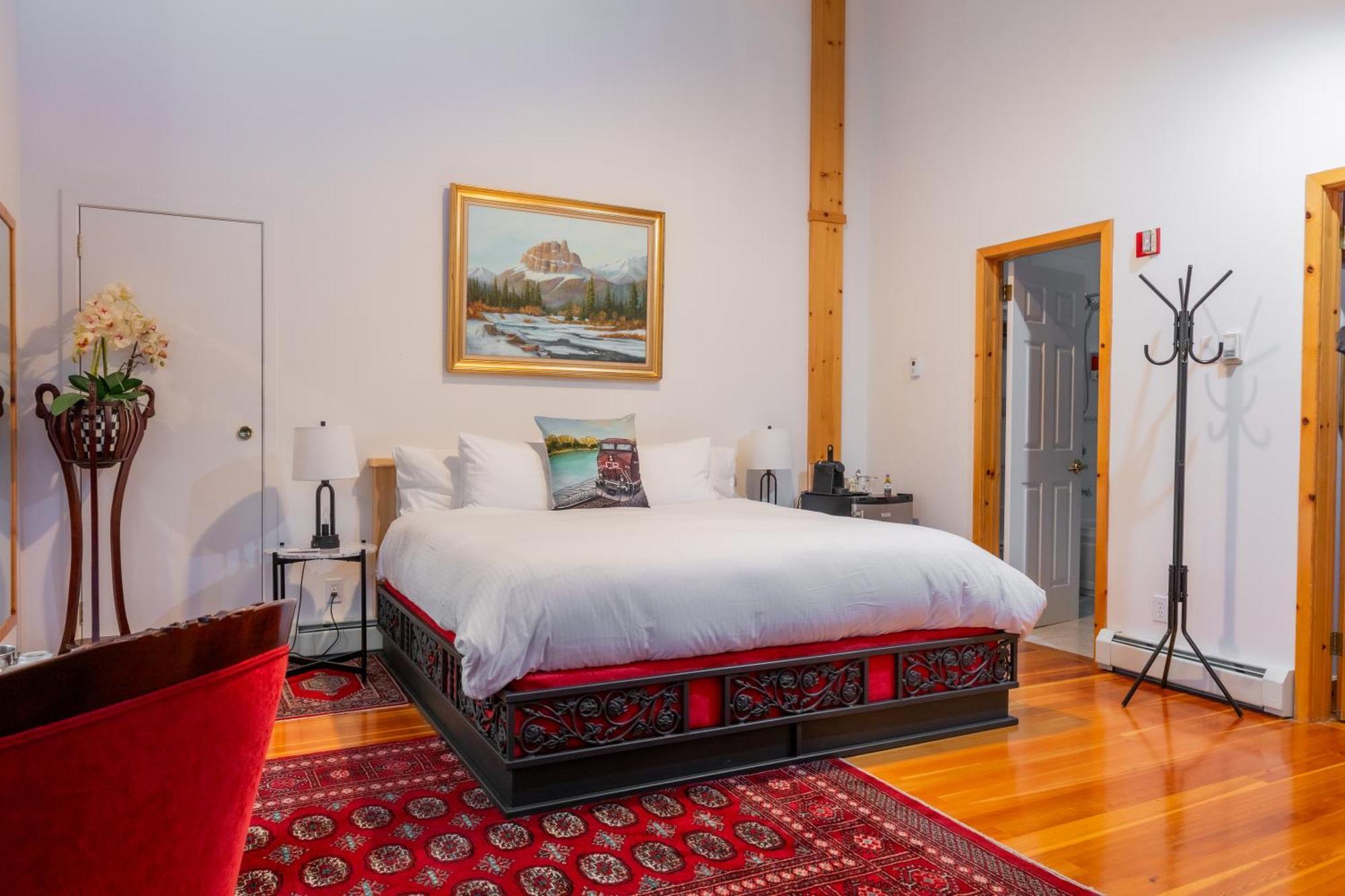 Beaujolais Boutique At Thea's House Banff