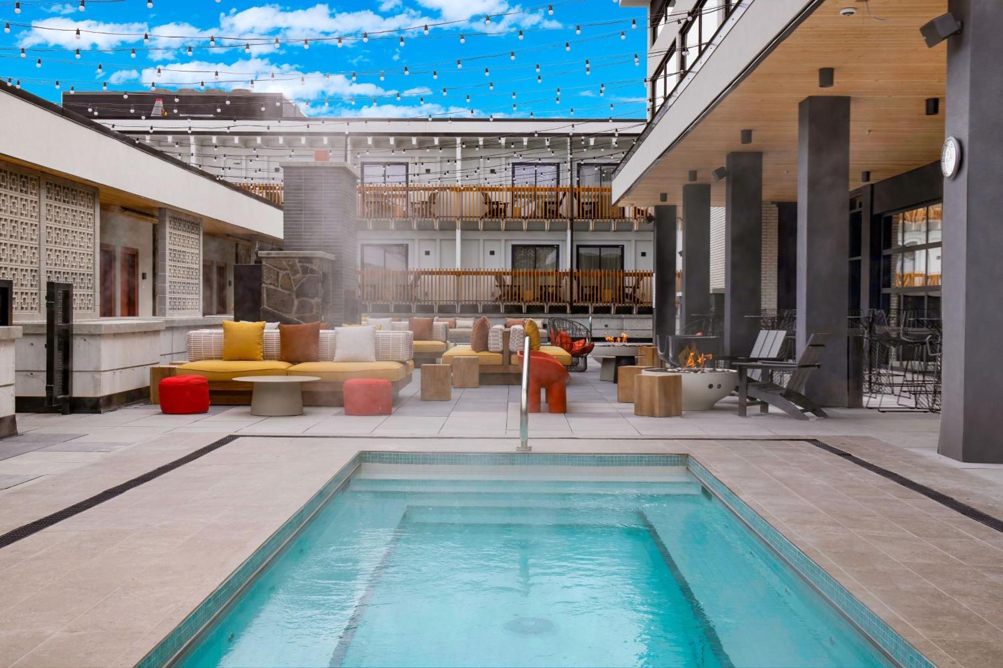 Moxy * Banff