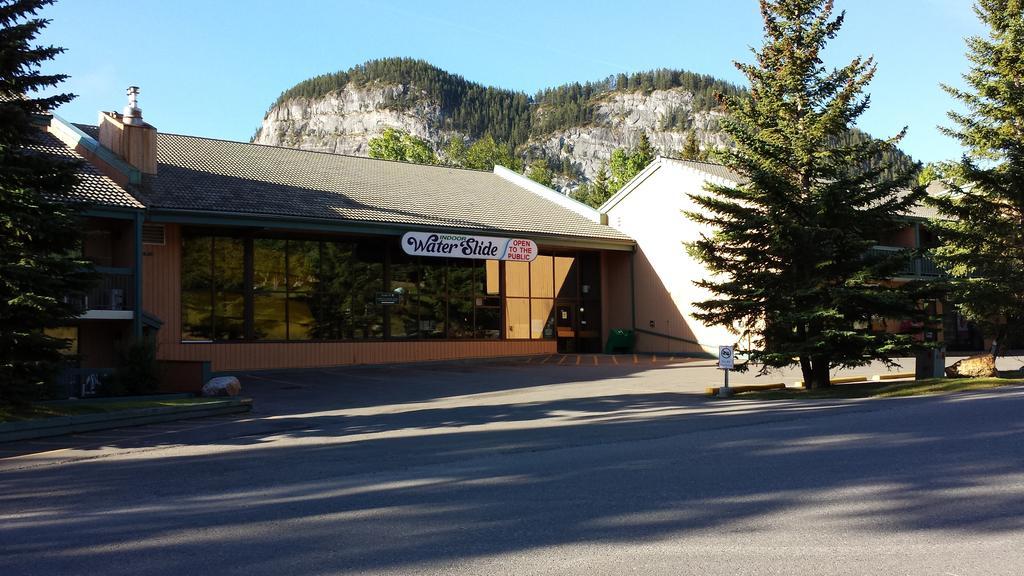Hotel Douglas Fir & Banff