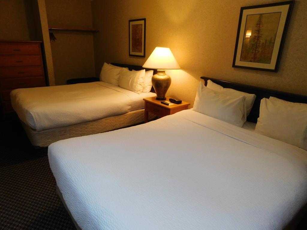 Hotel Douglas Fir & Banff