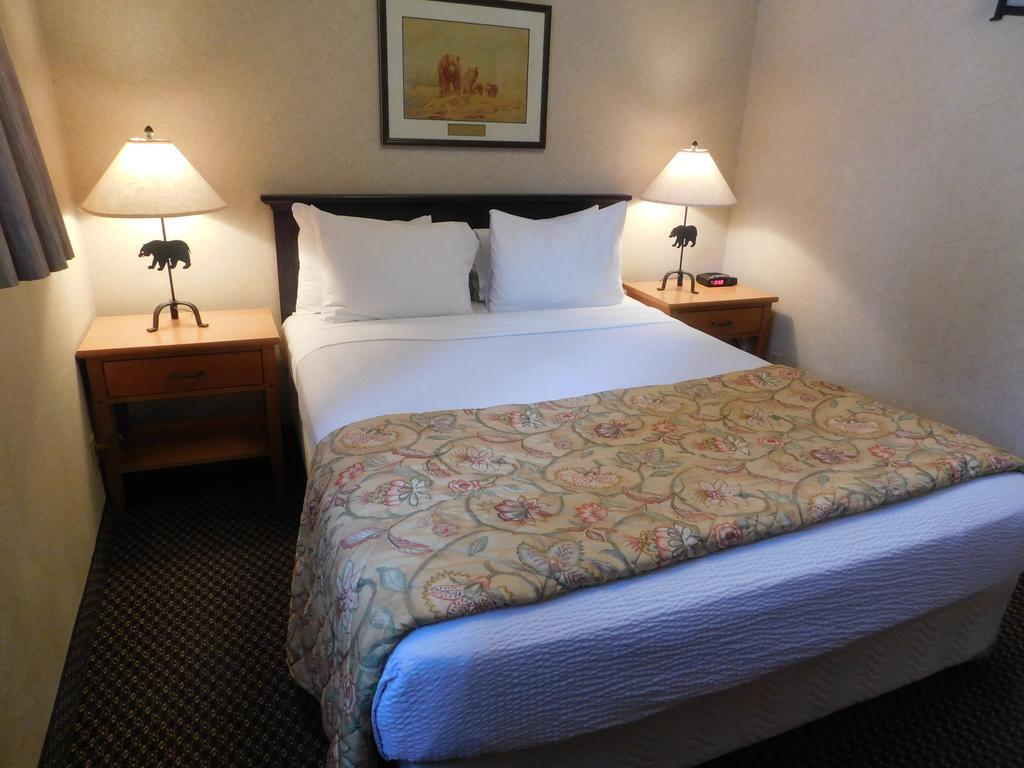 Hotel Douglas Fir & Banff