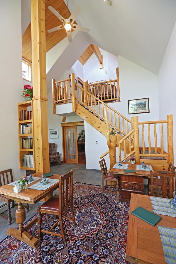 Beaujolais Boutique At Thea's House Banff