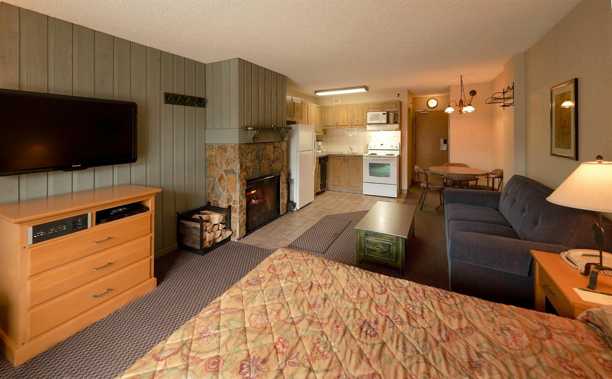 Hotel Douglas Fir & Banff